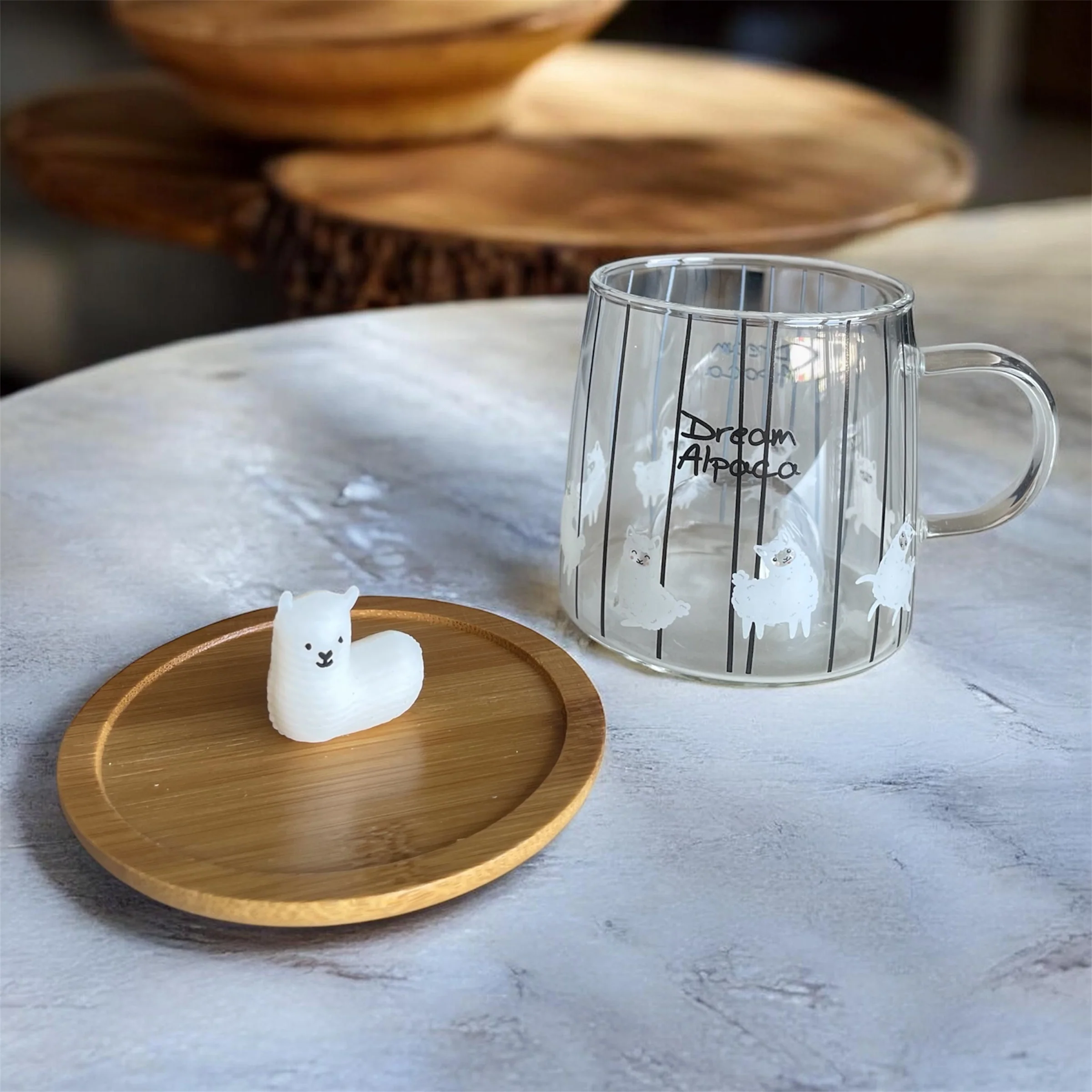 Taza de Vidrio alpaca con Tapa de Bambú y Detalle 3D - Image 3