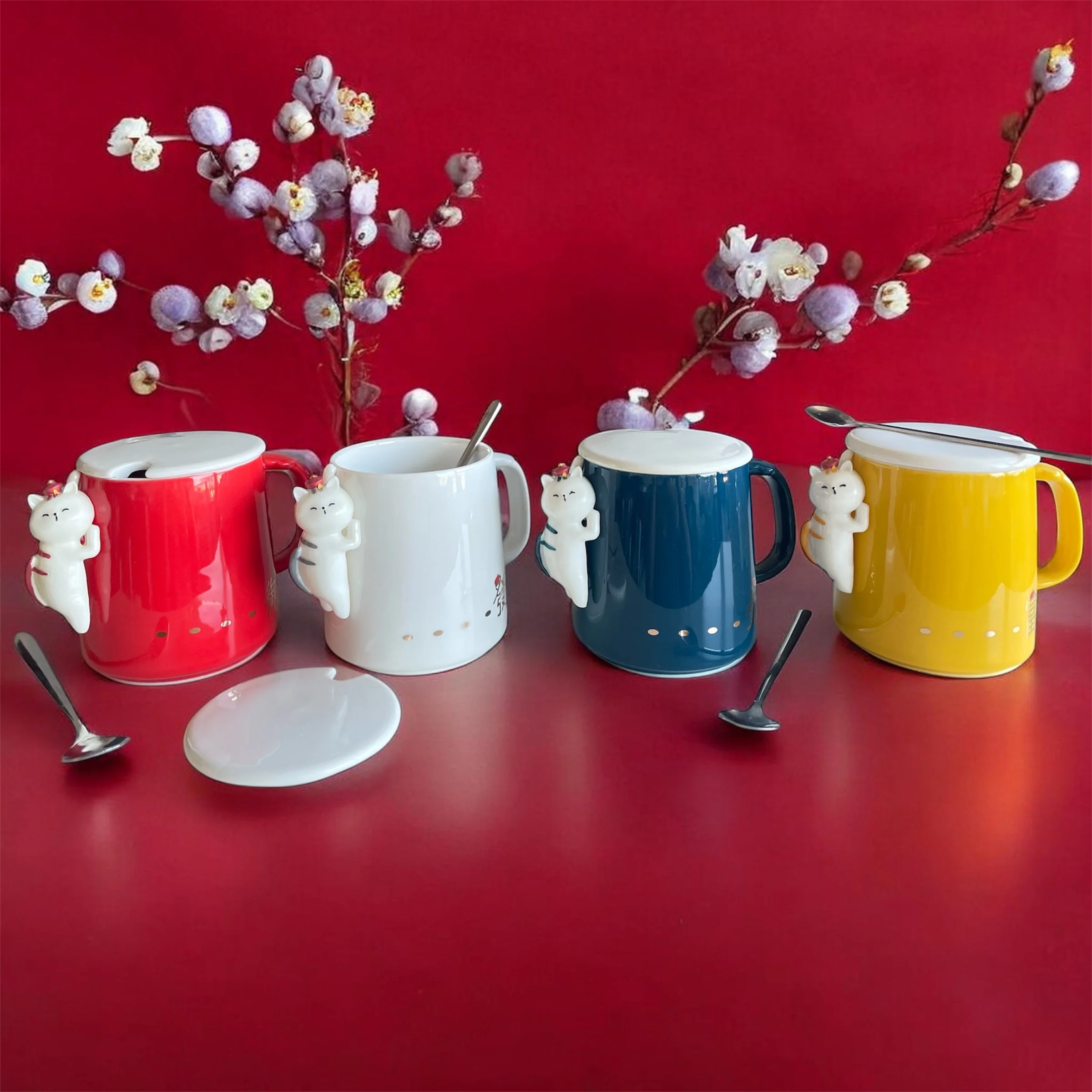 Taza Gato japonés de la fortuna Colgante con Tapa y Cucharita – Color Pop Collection