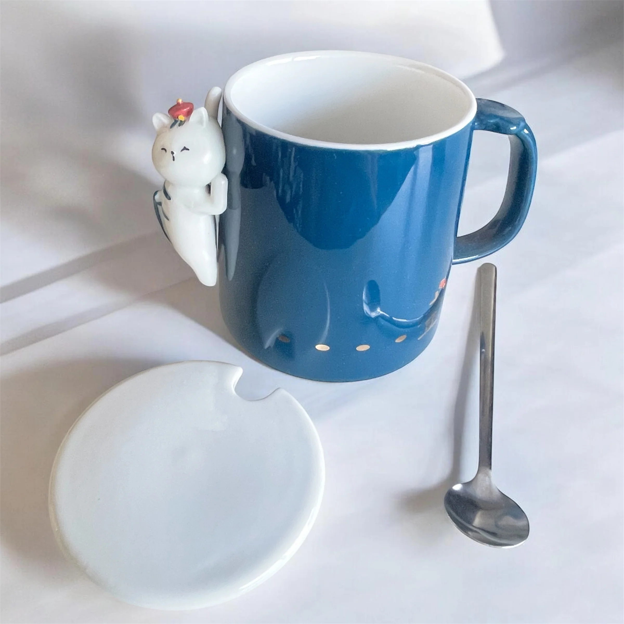Taza Gato japonés de la fortuna Colgante con Tapa y Cucharita – Color Pop Collection - Image 4