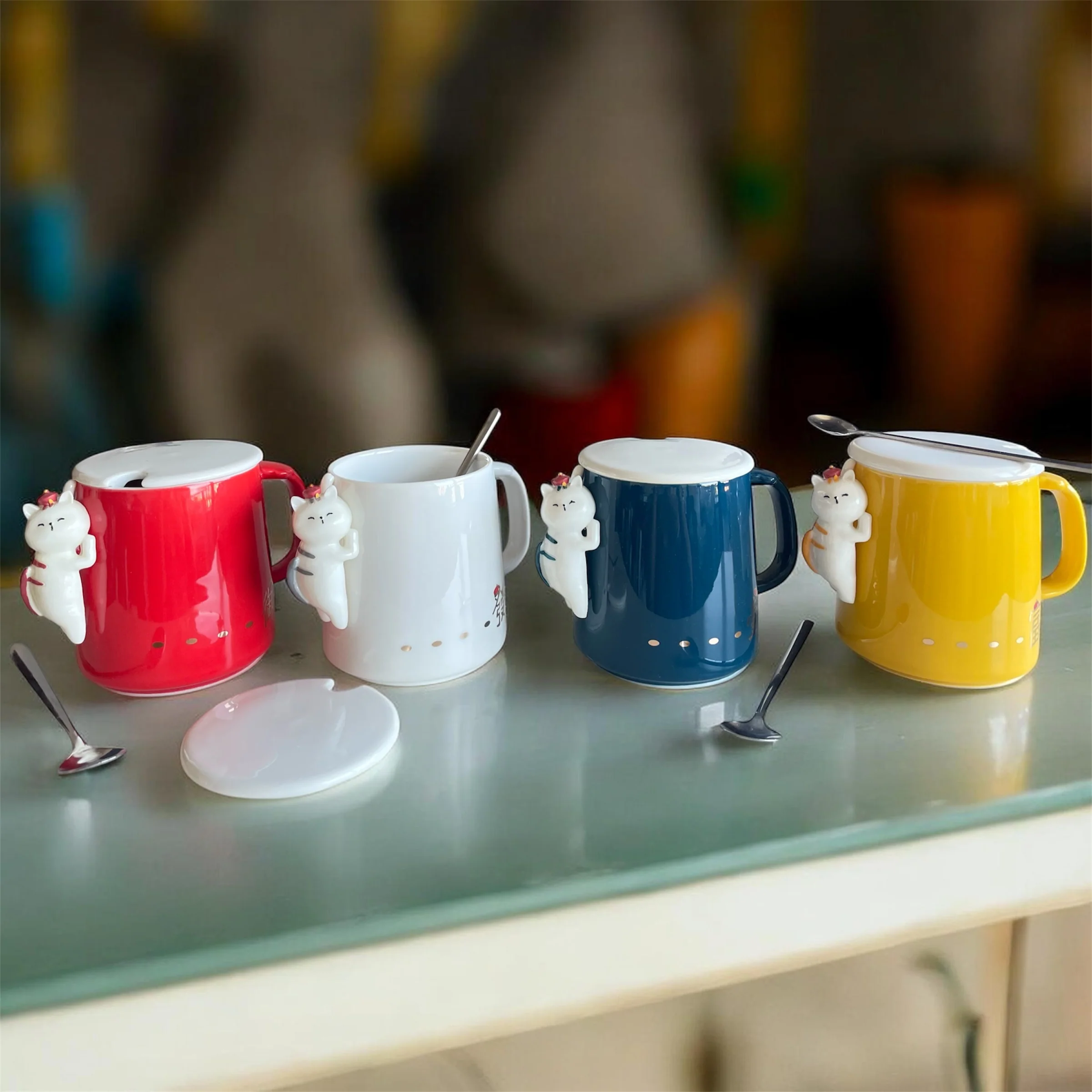 Taza Gato japonés de la fortuna Colgante con Tapa y Cucharita – Color Pop Collection - Image 6