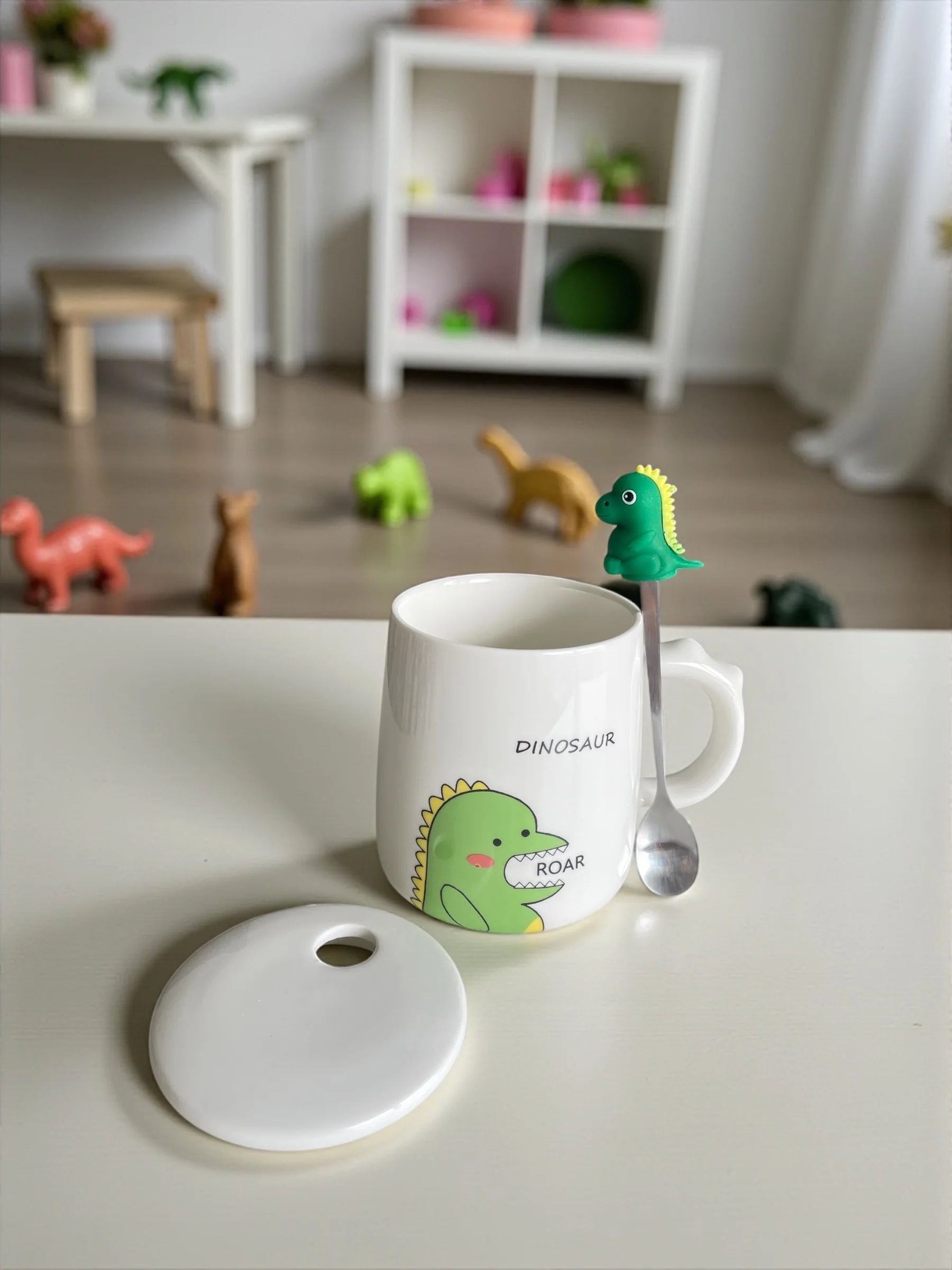 Taza Dinosaurio Feliz con Cucharita y Tapa – Colección Roar Friends 🦖 - Image 4
