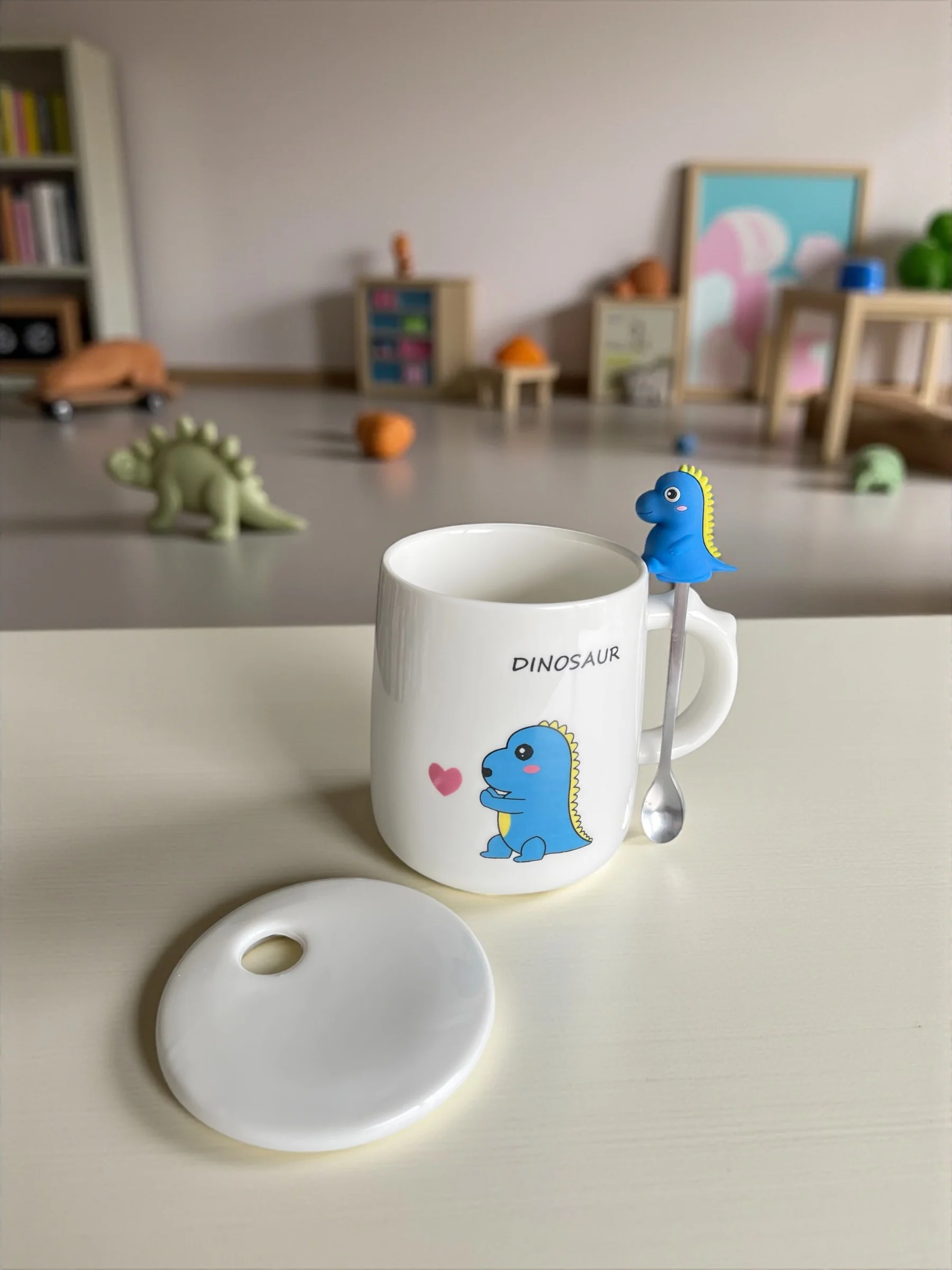 Taza Dinosaurio Feliz con Cucharita y Tapa – Colección Roar Friends 🦖 - Image 5