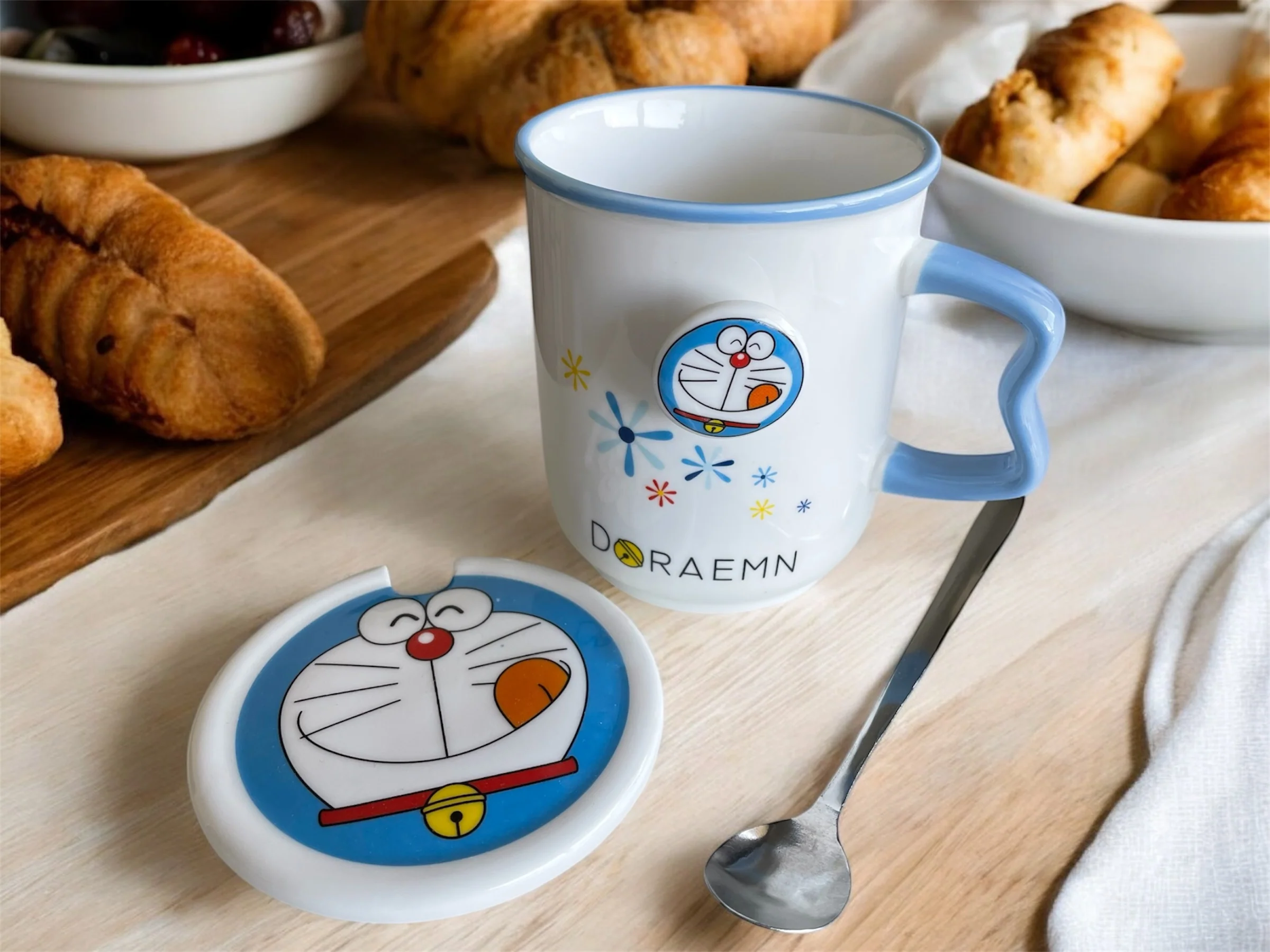 Taza Doraemon con Tapa y Cucharita – Edición Coleccionable 400 ml - Image 2