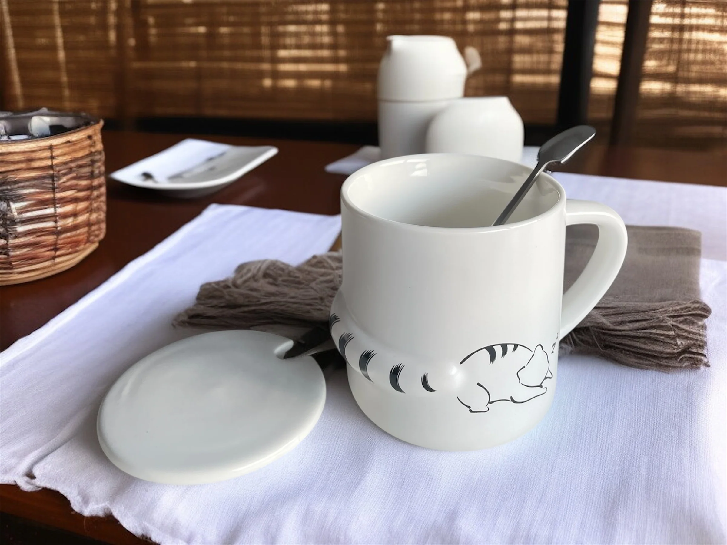 Taza Gatito Minimal 3D con Tapa y Cucharita – Edición White Cat - Image 3